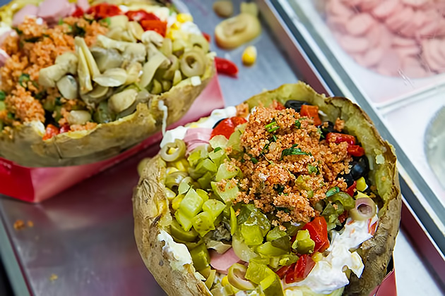 Read more about the article Istanbul Quick Eats: Kumpir, Çiğ Köfte & Soggy Burgers